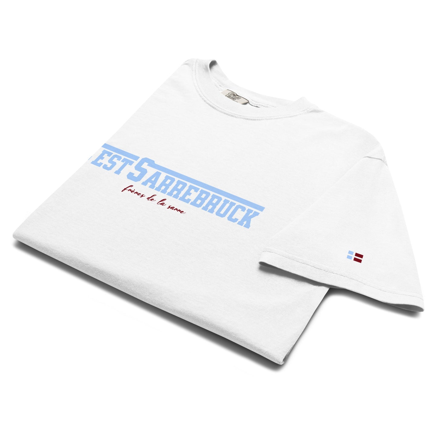 Frères de la Sarre Saarbrücken Shirt - C´est Sarrebruck im hellblauen Retro Design auf weißem Streetwear Shirt gefaltet