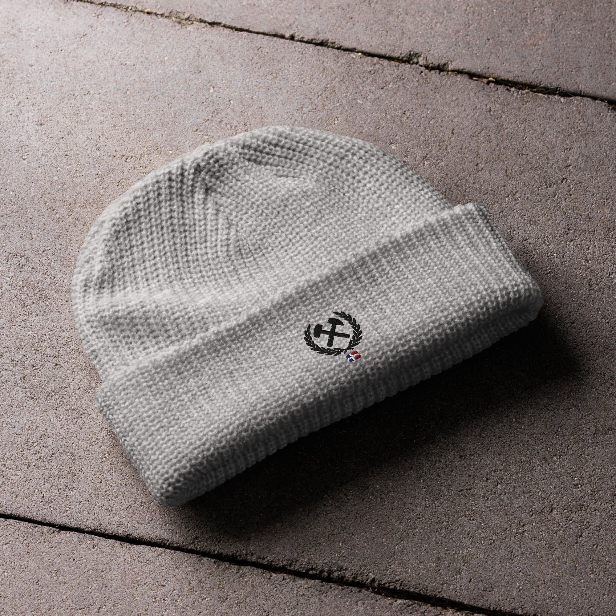 Frères de la Sarre Beanie mit dem Bergbau Logo, dem Lorbeerkranz und der alten Saarland Flagge in grau