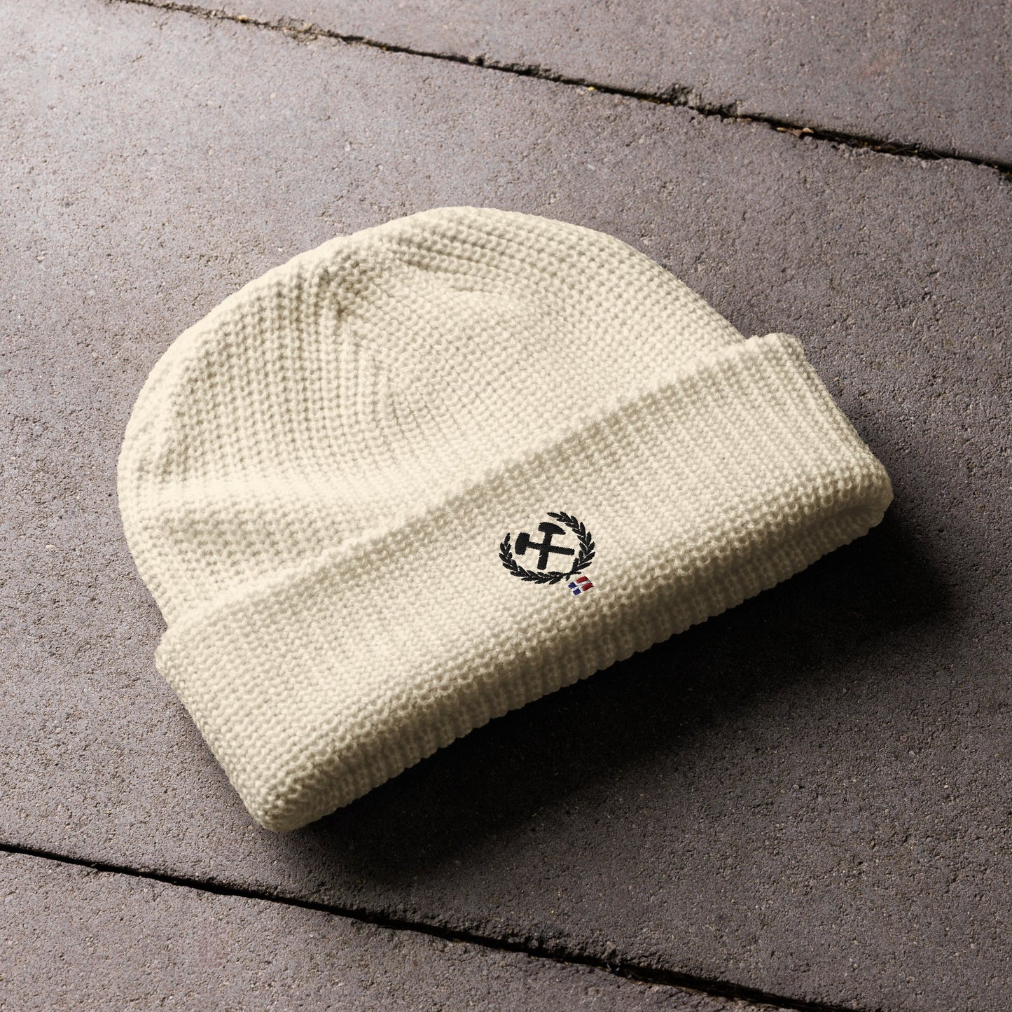 Frères de la Sarre Beanie mit dem Bergbau Logo, dem Lorbeerkranz und der alten Saarland Flagge in beige