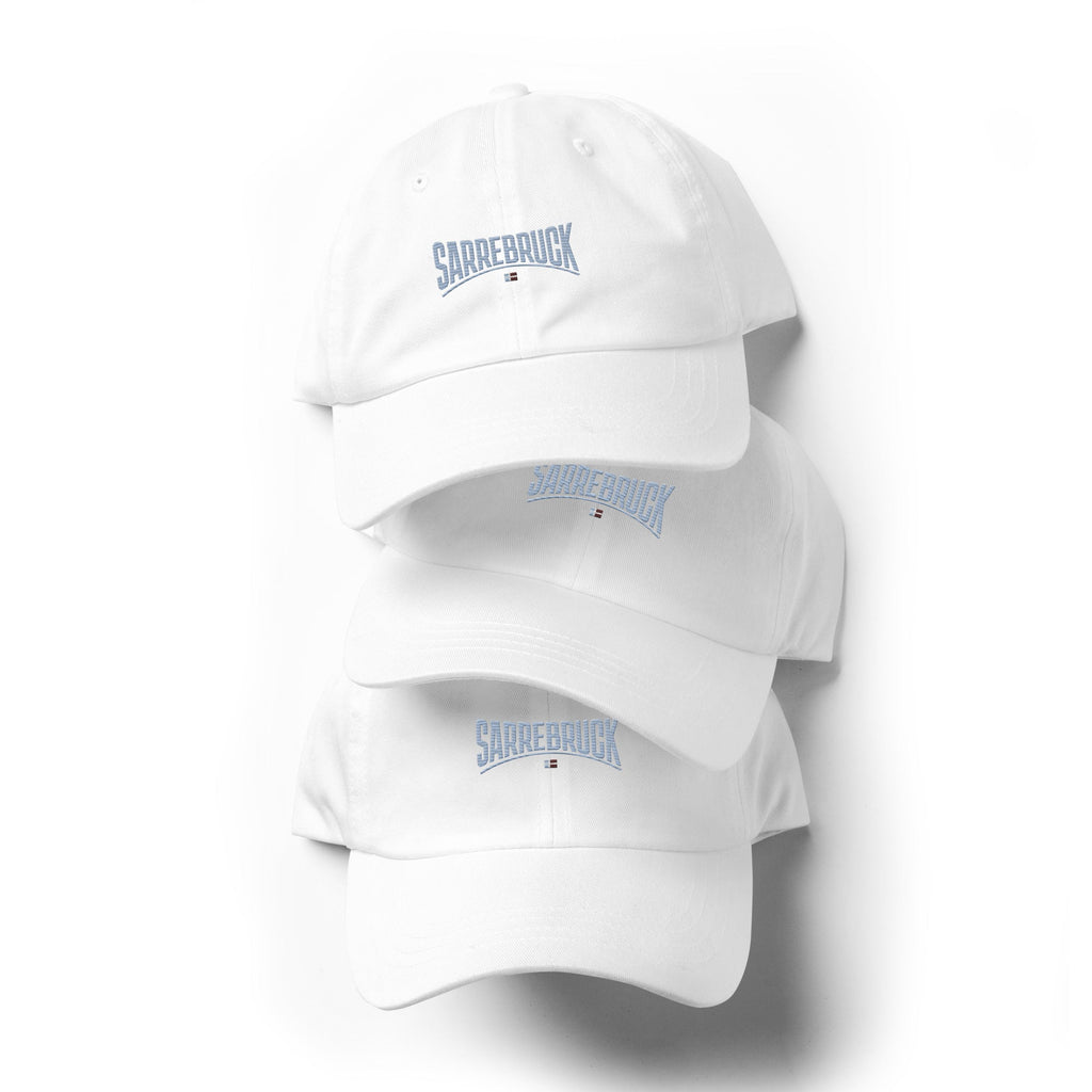 Frères de la Sarre Cap Sarrebruck Retro - Saarbrücken Kappe mit gesticktem hellblauen Sarrebruck Schriftzug auf weißer Kappe