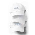 Frères de la Sarre Cap Sarrebruck Retro - Saarbrücken Kappe mit gesticktem hellblauen Sarrebruck Schriftzug auf weißer Kappe