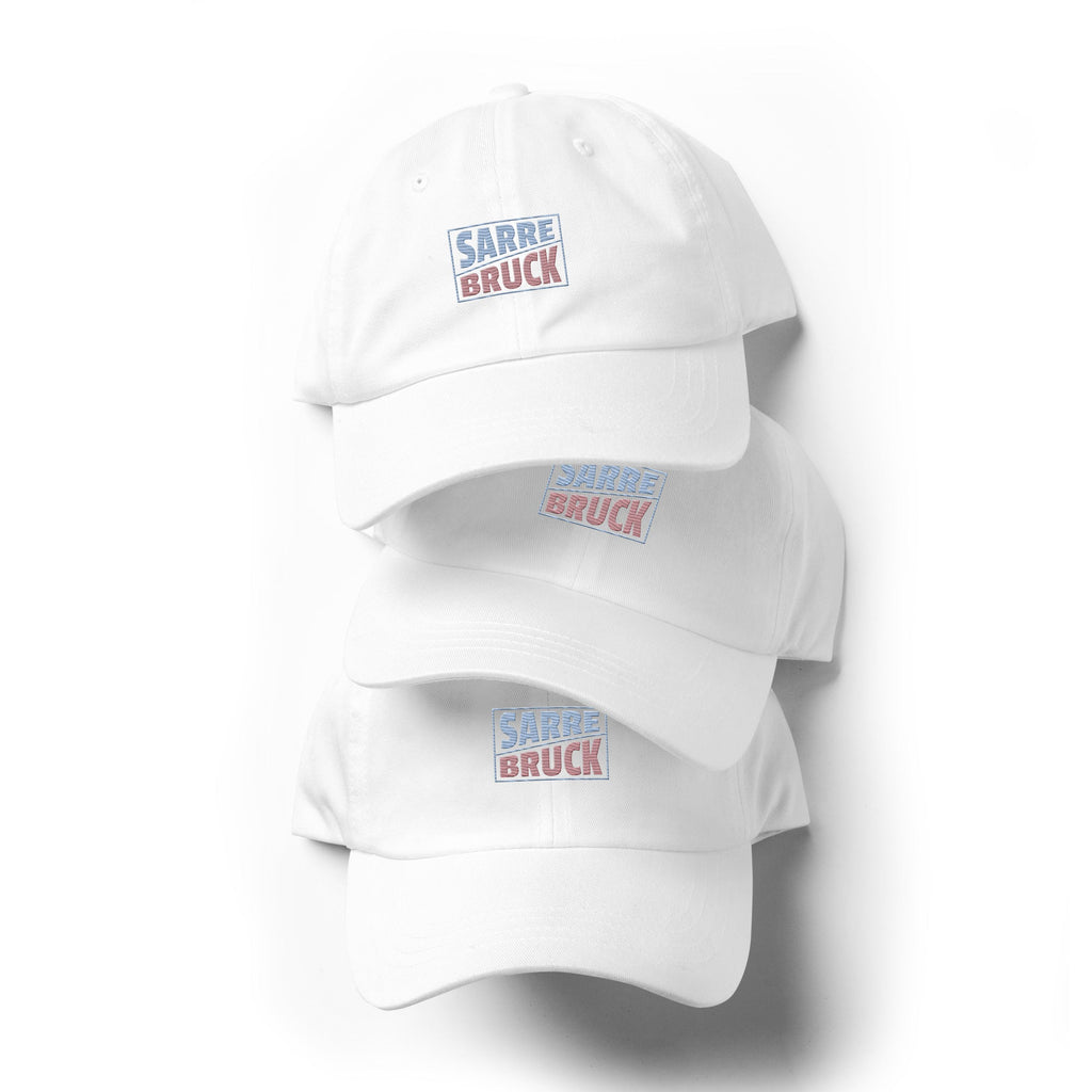 Frères de la Sarre Cap Sarrebruck Retro - Saarbrücken Kappe mit gesticktem hellblau-hellroten Design in weiß Front-Ansicht