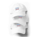 Frères de la Sarre Cap Sarrebruck Retro - Saarbrücken Kappe mit gesticktem hellblau-hellroten Design in weiß Front-Ansicht