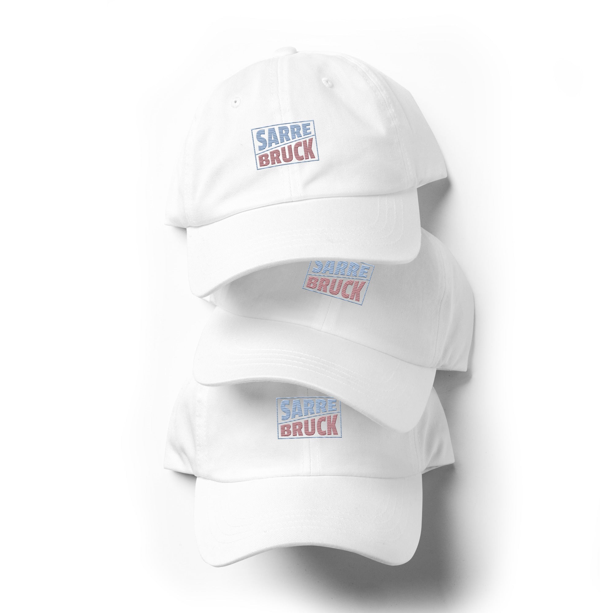 Frères de la Sarre Cap Sarrebruck Retro - Saarbrücken Kappe mit gesticktem hellblau-hellroten Design in weiß Front-Ansicht
