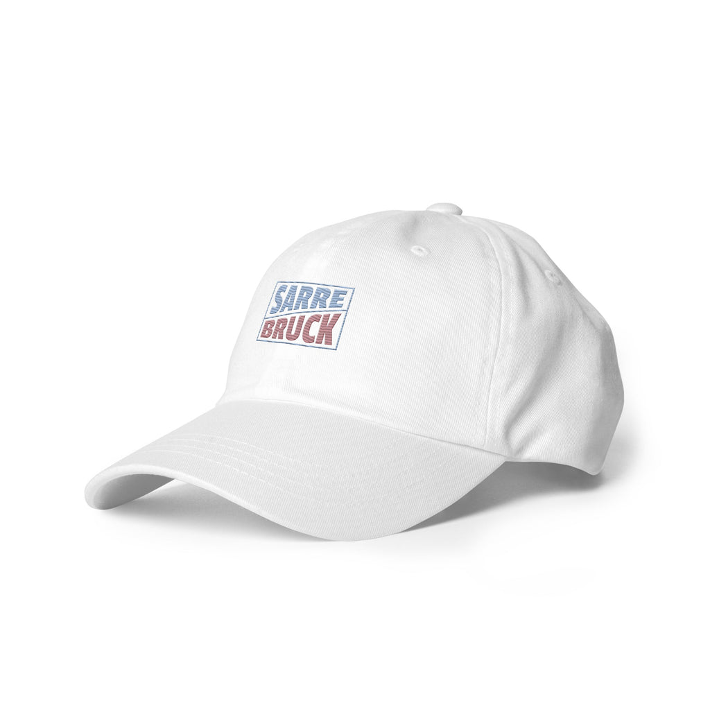 Frères de la Sarre Cap Sarrebruck Retro - Saarbrücken Kappe mit gesticktem hellblau-hellroten Design in weiß Seitenansicht