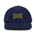 Frères de la Sarre Saarbrücken Cord Cap Sarrebruck Sports mit gesticktem gelben Saarbrücken Schriftzug auf dunkelblauer Cap.