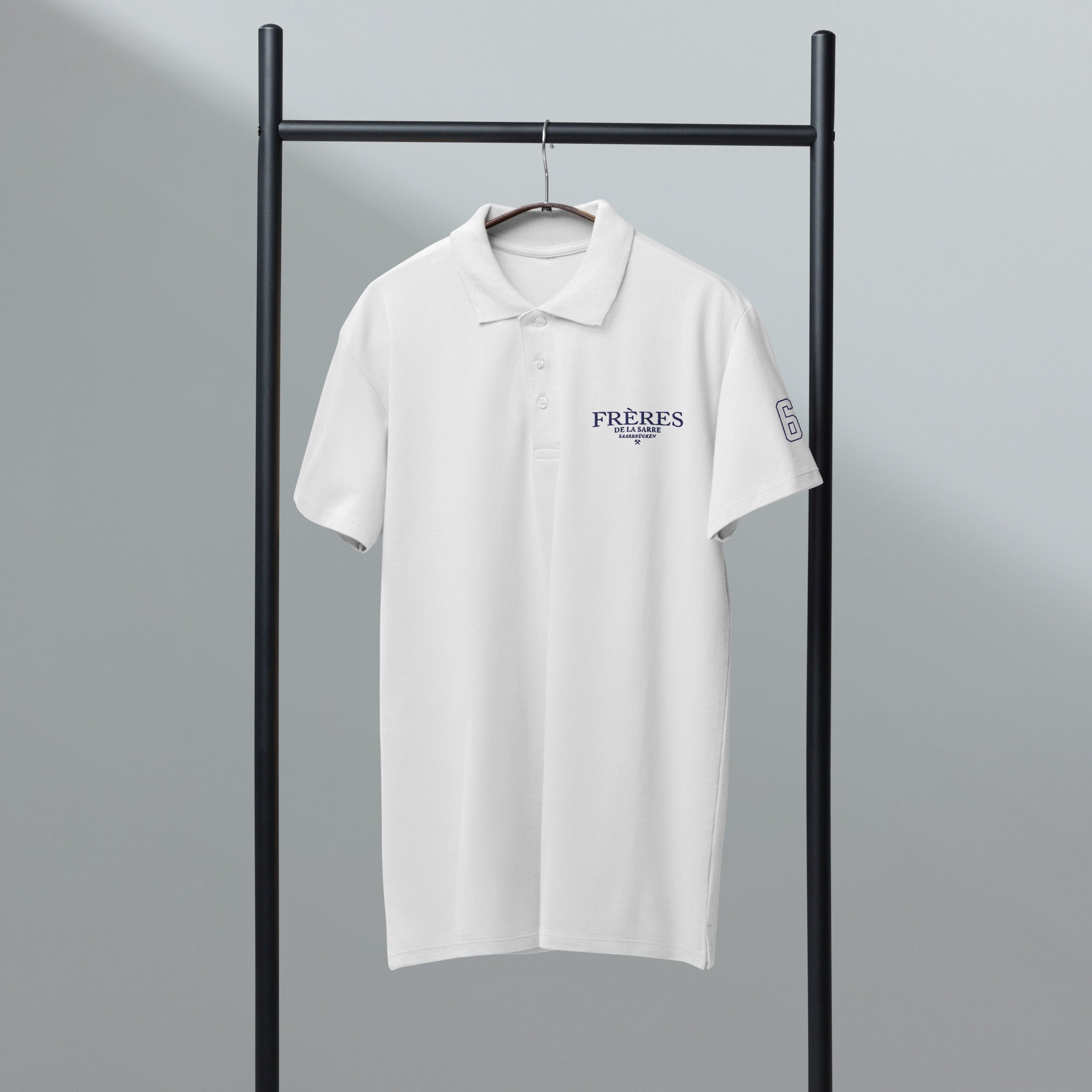Frères de la Sarre Polo 66 Poloshirt für Saarbrücken Fans mit gestickter 66 in blau rot am linken Ärmel und Logo.